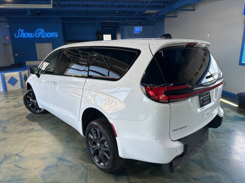 2024 Chrysler Pacifica Touring