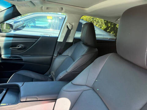 2025 Lexus ES 300h
