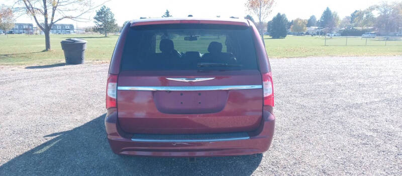 2011 Chrysler Town & Country Touring-L photo 4