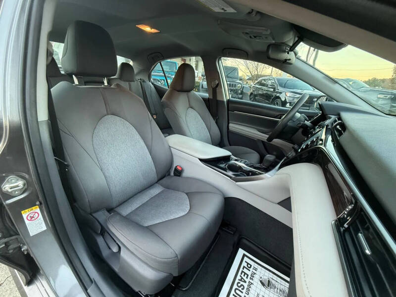 2019 Toyota Camry Hybrid LE