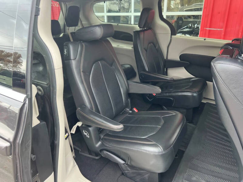 2017 Chrysler Pacifica Touring-L Plus