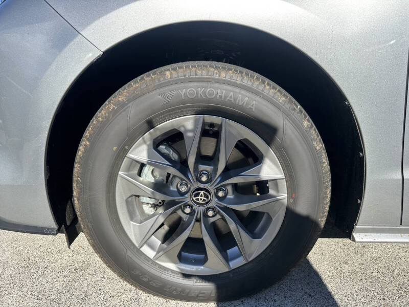 2025 Toyota Sienna LE 8-Passenger