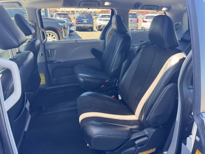 2014 Toyota Sienna SE 8-Passenger