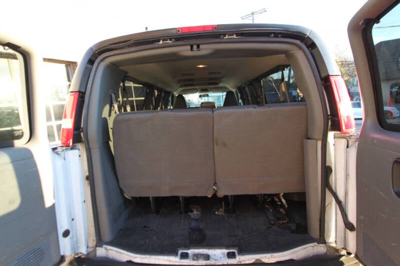 2020 GMC Savana Passenger LS photo 34