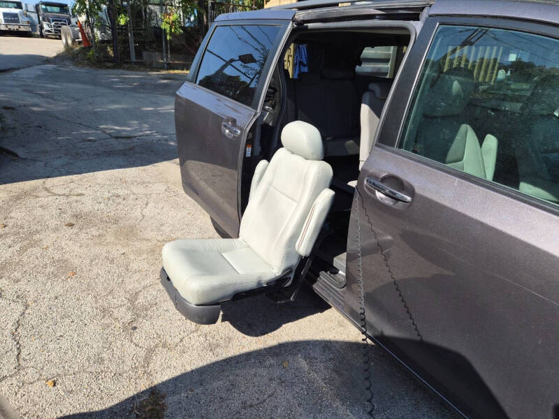 2015 Toyota Sienna XLE 7-Passenger Auto Access Seat