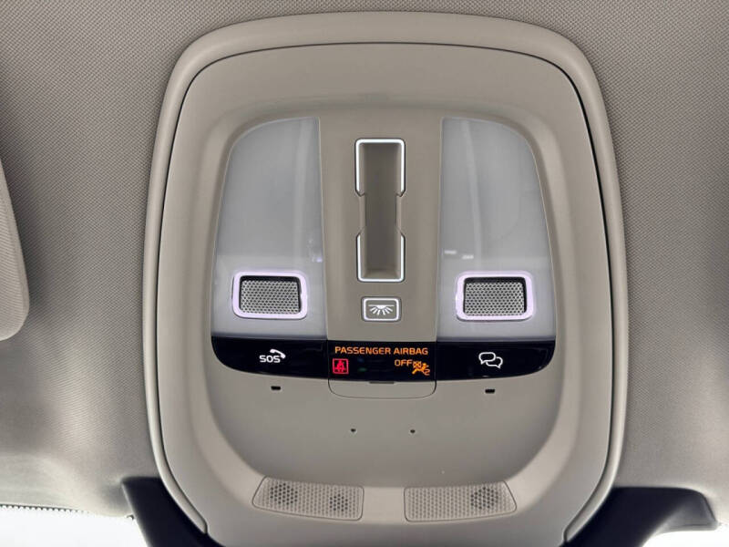 2023 Volvo XC90 Recharge T8 Ultimate Dark Theme