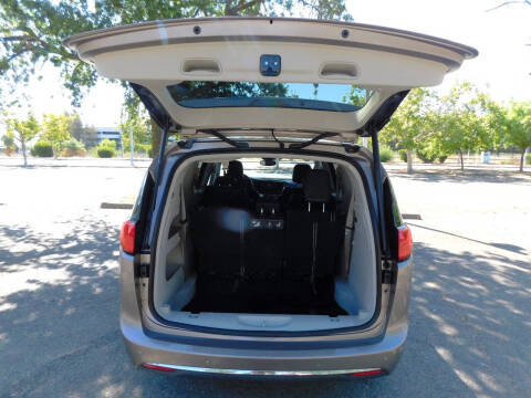 2017 Chrysler Pacifica Touring-L