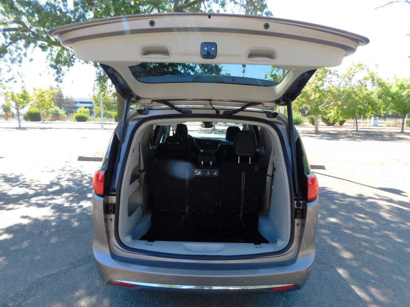 2017 Chrysler Pacifica Touring-L