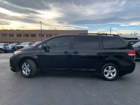 2013 Toyota Sienna LE 8-Passenger