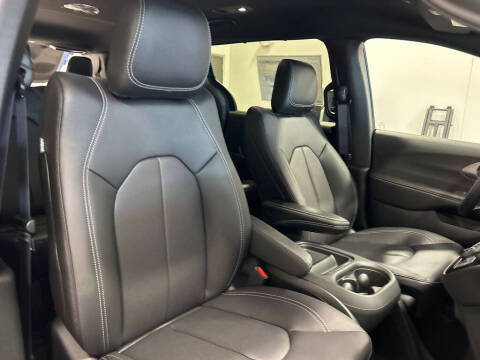 2027 Chrysler Pacifica Select