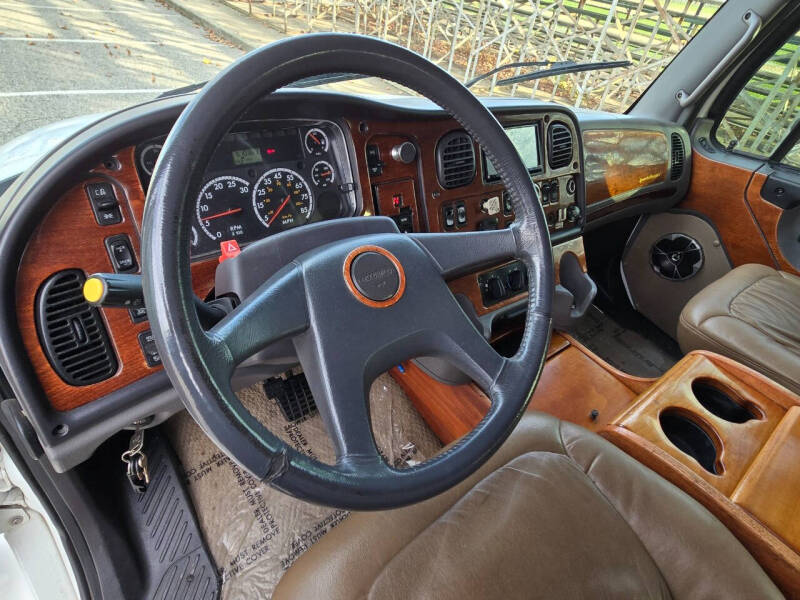 2005 Freightliner M2 106