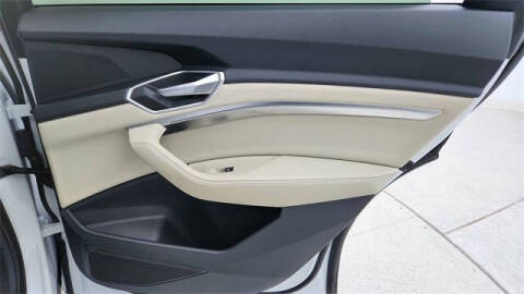 2022 Audi e-tron quattro Premium