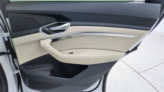 2022 Audi e-tron quattro Premium