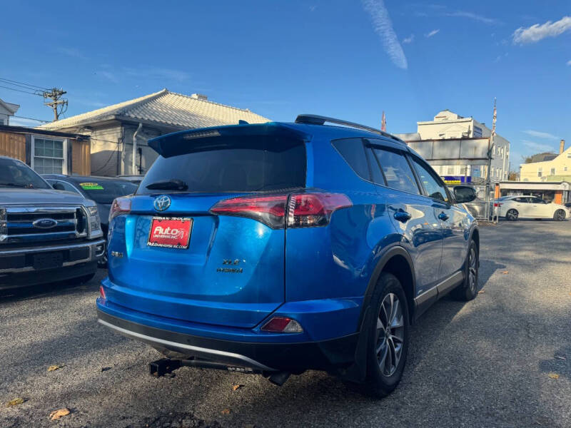 2017 Toyota RAV4 XLE photo 4