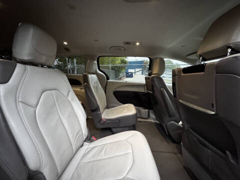 2017 Chrysler Pacifica Touring-L Plus