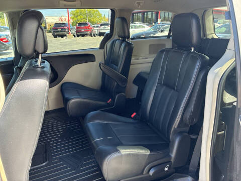 2016 Chrysler Town and Country Touring