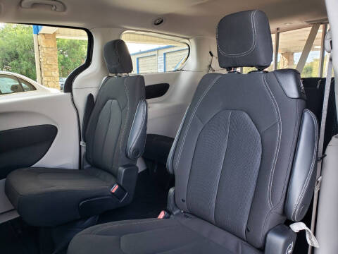 2023 Chrysler Voyager LX