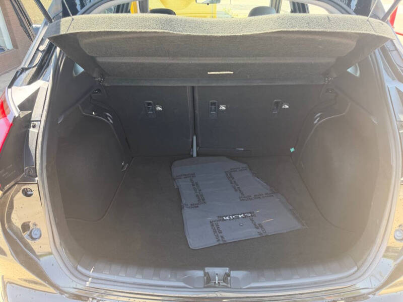 2022 Nissan Kicks SR