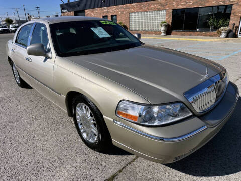 2011 Lincoln Town Car Signature Limited