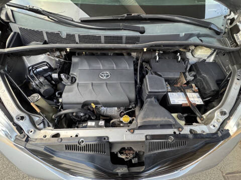 2013 Toyota Sienna LE 8-Passenger