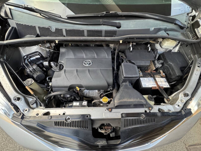 2013 Toyota Sienna LE 8-Passenger