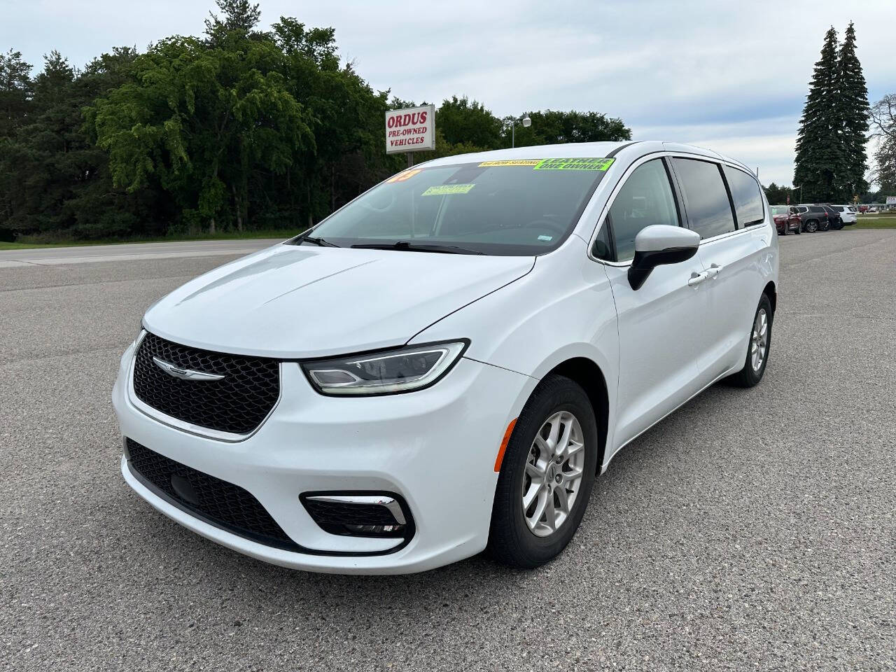 White 2023 Chrysler Pacifica Touring L Touring L 4dr Mini-Van 2