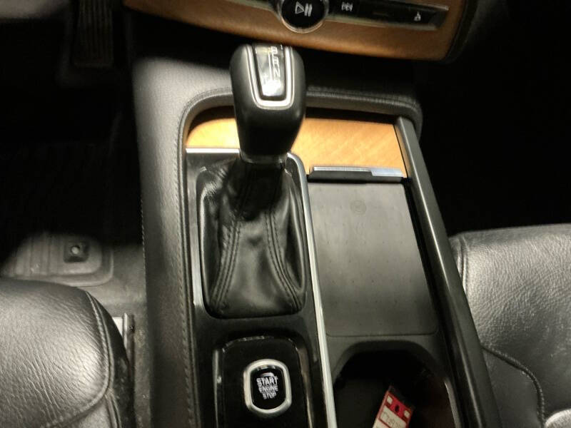 2021 Volvo XC90 T6 Momentum 7-Passenger