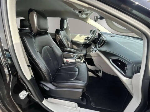 2024 Chrysler Pacifica Plug-In Hybrid Select