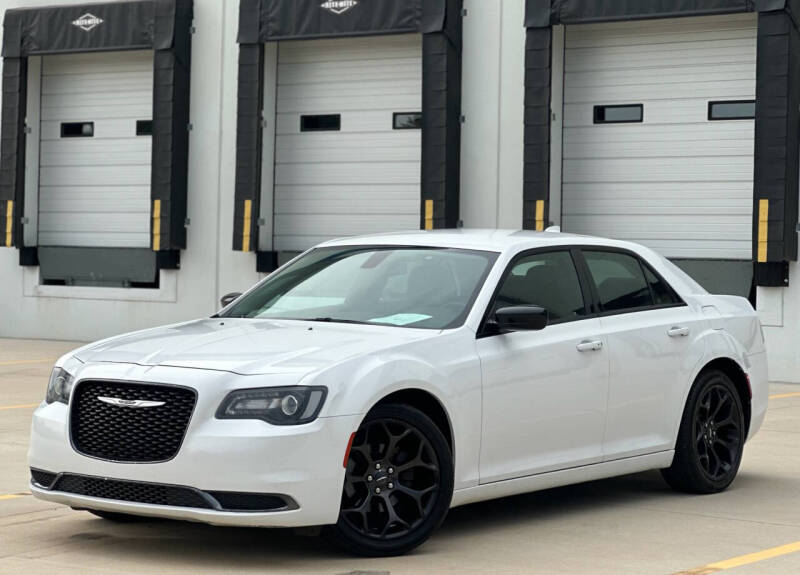 2019 Chrysler 300 Touring's photo
