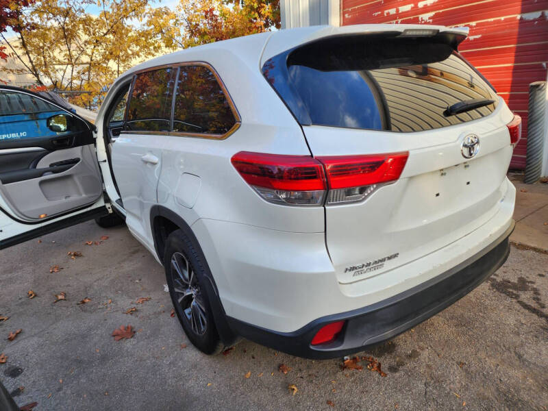 2018 Toyota Highlander LE photo 6