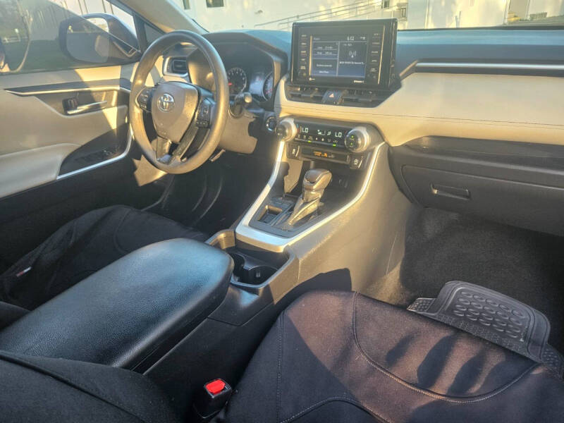 2021 Toyota RAV4 XLE photo 30