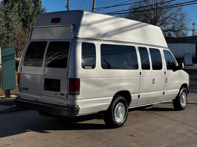 2005 Ford Econoline Wagon XL photo 5