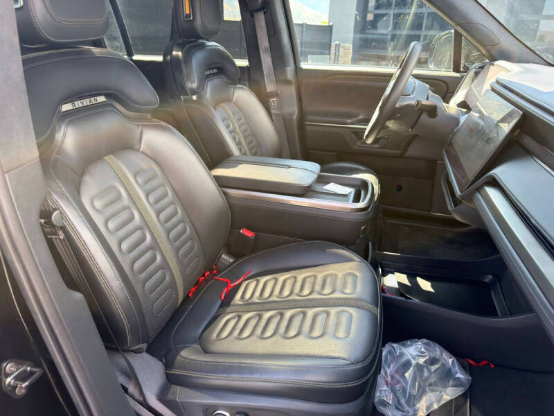 2025 Rivian R1S