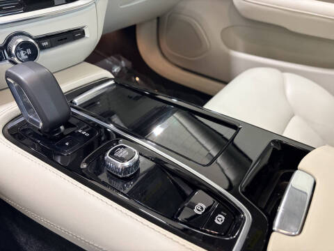 2024 Volvo S60 Recharge T8 Core Dark Theme