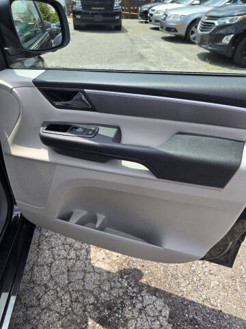 2012 Volkswagen Routan SE