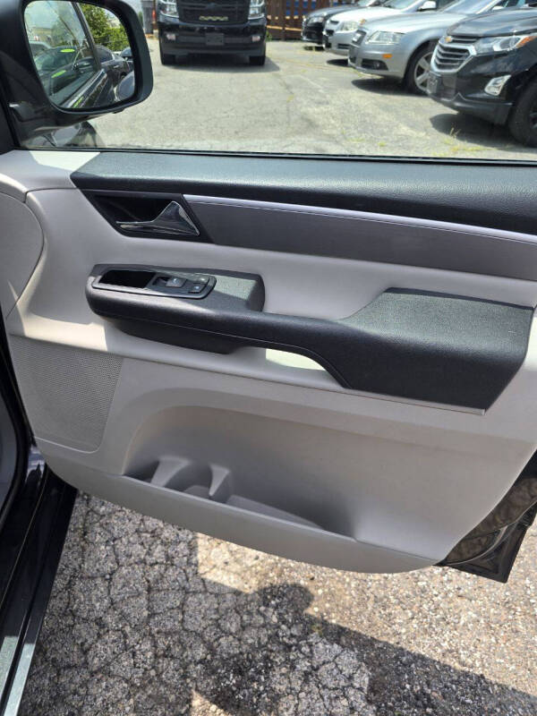 2012 Volkswagen Routan SE