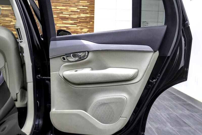 2017 Volvo XC90 T6 Momentum