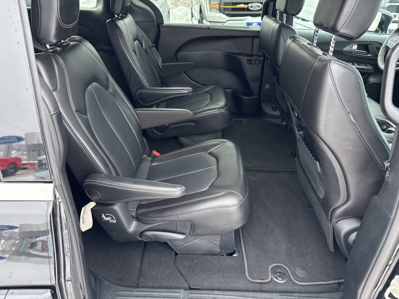 2025 Chrysler Pacifica Select