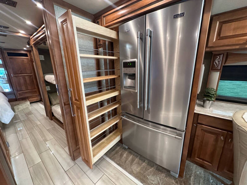 2019 Tiffin Phaeton 40qkh BUNK BEDS, King Bed