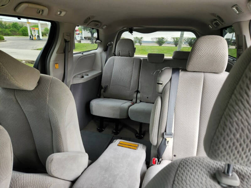 2013 Toyota Sienna L photo 24