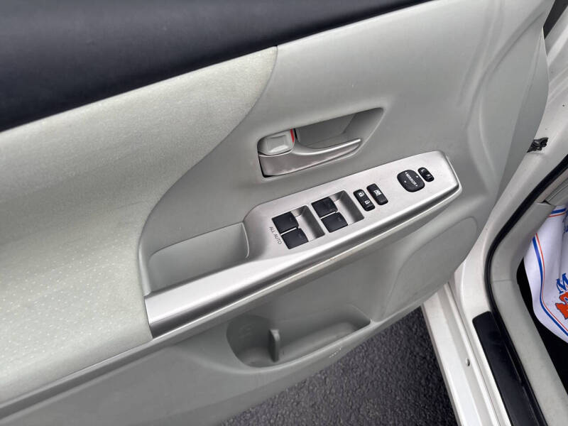 2014 Toyota Prius v Five