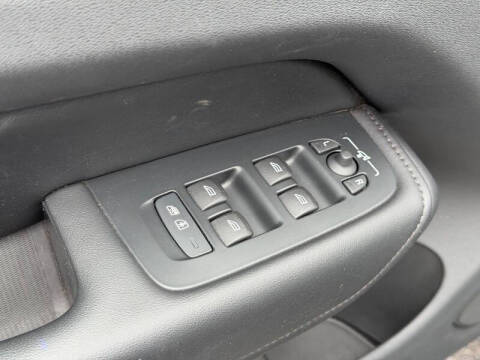 2025 Volvo XC60 B5 Plus Dark Theme
