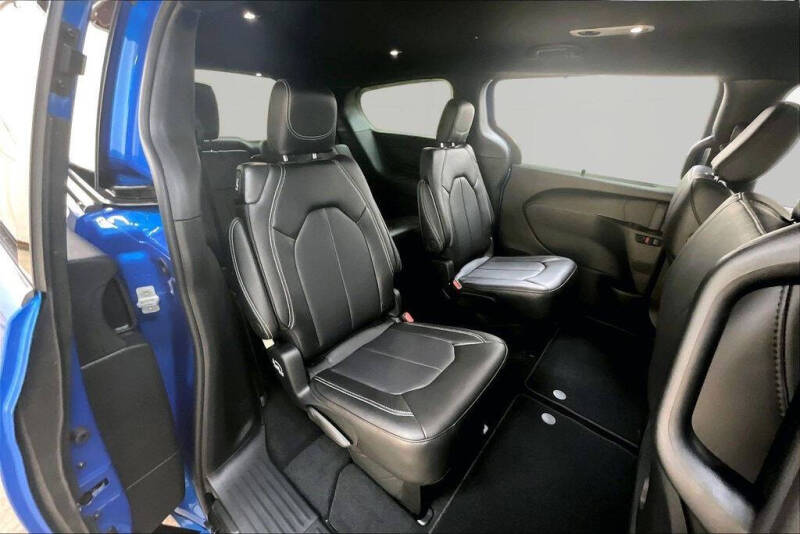 2027 Chrysler Pacifica Select