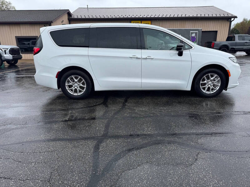 2025 Chrysler Pacifica Select