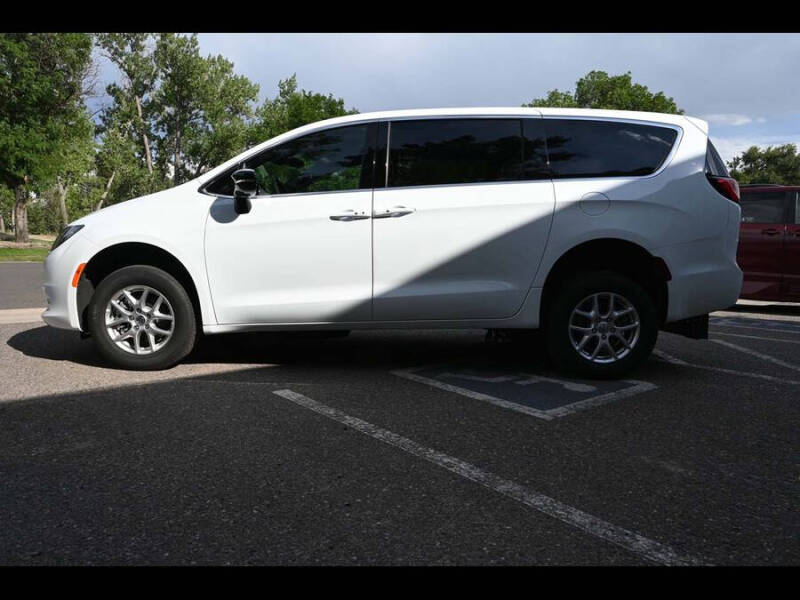 2025 Chrysler Voyager LX