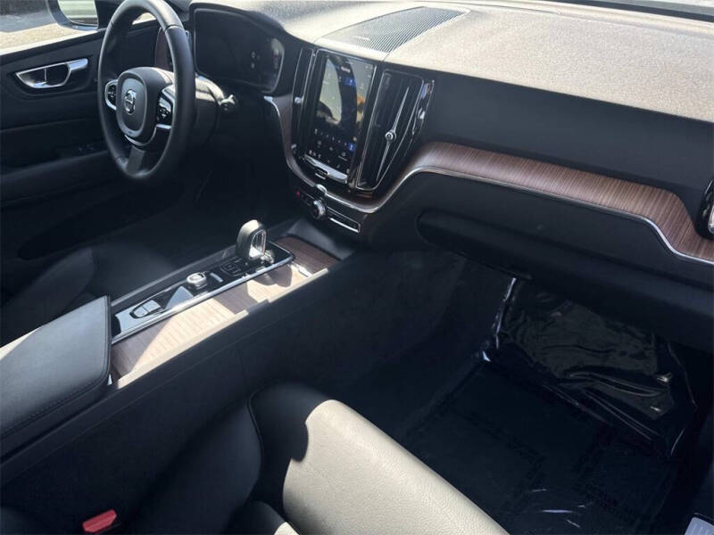 2024 Volvo XC60 B5 Plus Dark Theme