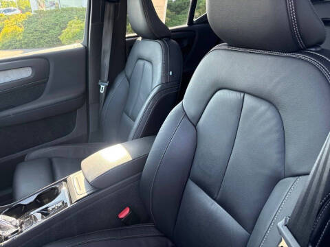 2024 Volvo XC40 B5 Plus Bright Theme