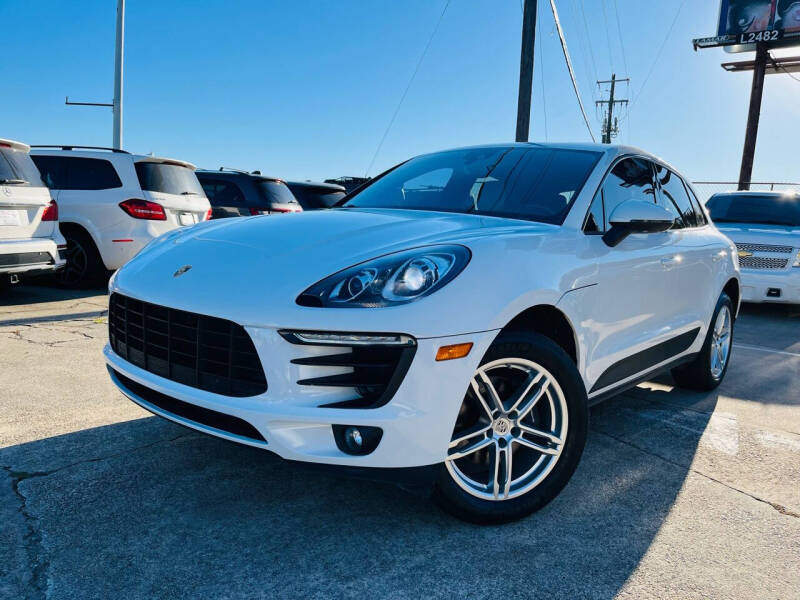 Porsche Macan's photo