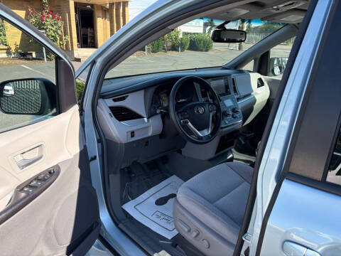 2017 Toyota Sienna LE Mobility 7-Passenger