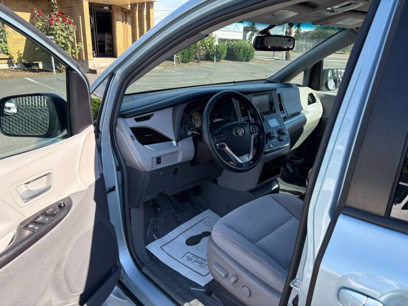 2017 Toyota Sienna LE Mobility 7-Passenger